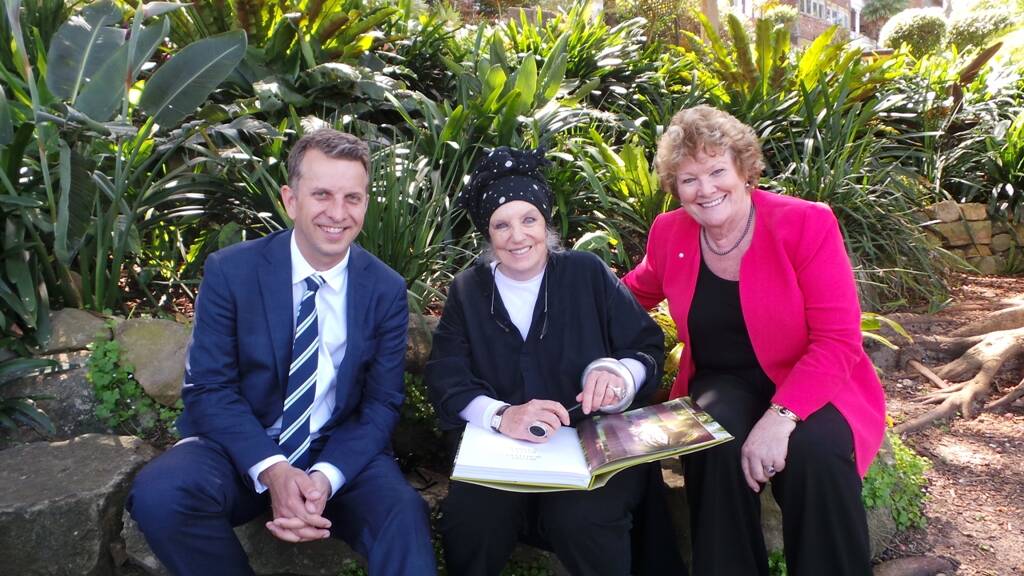 Wendy Whiteley (centre) with Andrew Constance and Jillian Skinner.