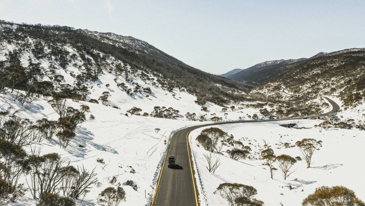 Scenic road trip along Alpine Way, Thredbo in the Snowy Mountains. Photo credit: Destination NSW.