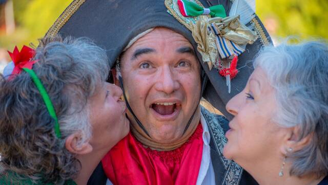 BELLISSIMO: Angela Dalu and Ros Pascoe welcome commedia dell'arte performer Antonio Mazzella at last year's Piazza in the Park. 