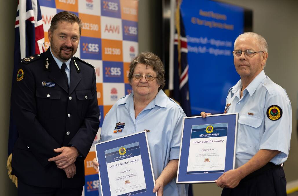 Wendy and Graeme Ruff with SES deputy commissioner Damien Johnston (left). Photo by Becca Ellison Photography. 