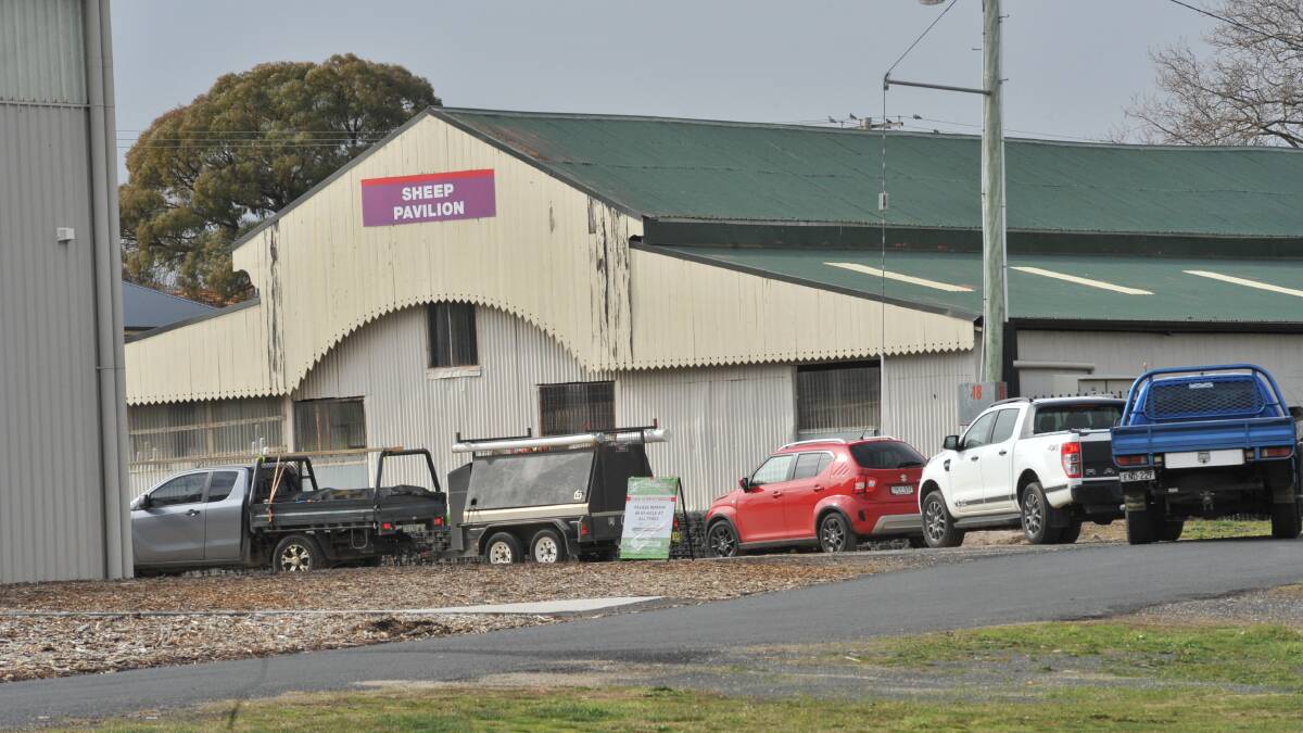 SAFETY FIRST: Cars lined up at the Orange Showground on Monday as people look to get tested for COVID. Photo: CARLA FREEDMAN.