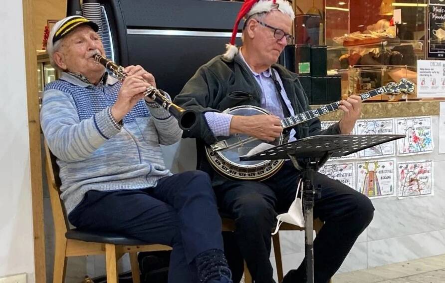 GO, MAN, GO: Nick Polites and Tony Orr team up to delight listeners with a pop-up jazz session at Degani Cafe in Ivanhoe Mall.