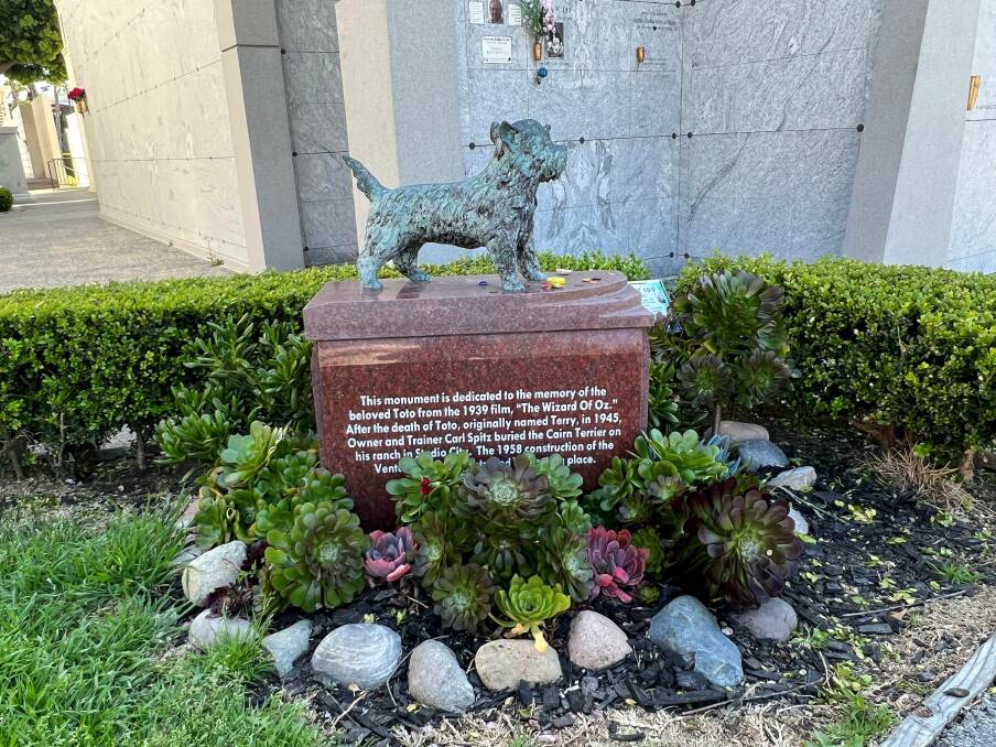 The moving monument to Toto, canine star of The Wizard of Oz, whose real name was Terry. Photo Roslyn Jolly.