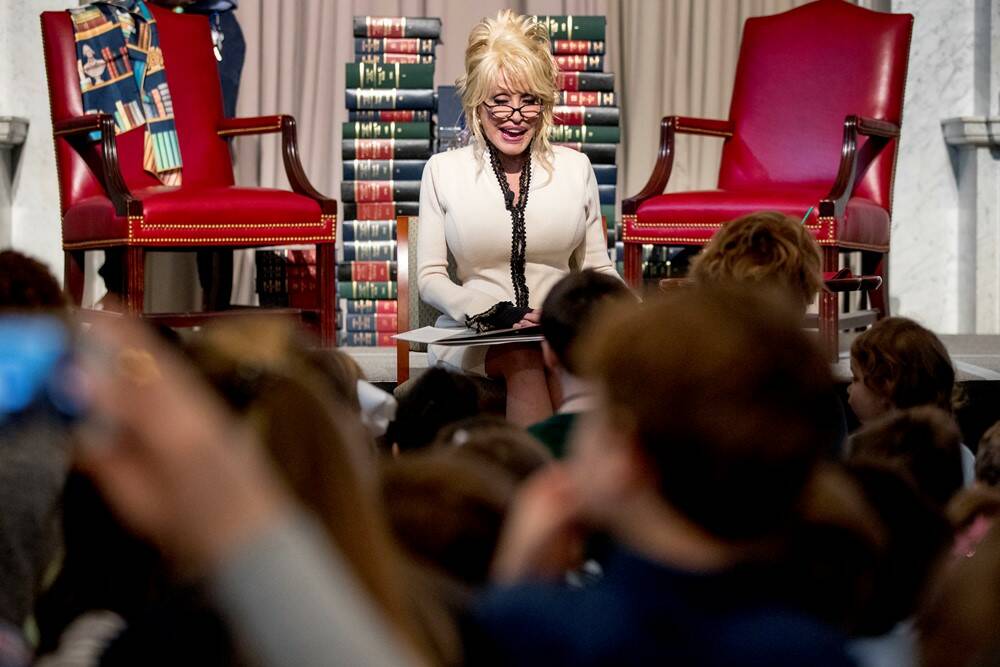 Dolly Parton reads her book "Coat of Many Colors," to children at the Library of Congress in Washington. Photo: AP Photo/Andrew Harnik