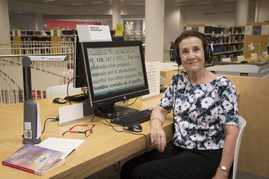 READING NEVER SOUNDED SO GOOD – The new Readit Air device lets Mari-Paz Ovidi access the library’s collection in Spanish.