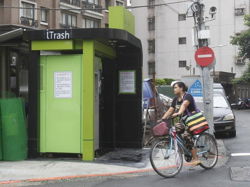 The iTrash machines automatically process rubbish while depositing payments onto transport cards.
