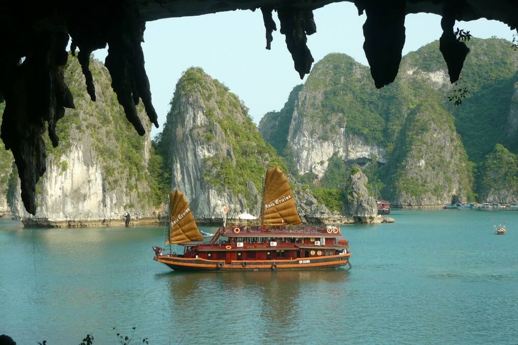 See the beautiful Ha Long Bay.